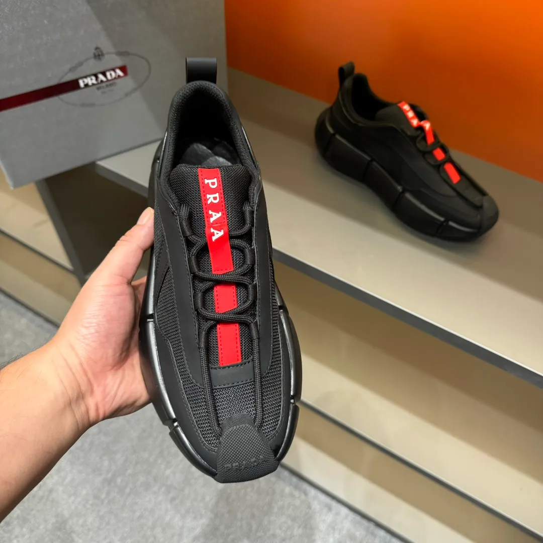 P460 PRADA/Prada men's lace-up leather casual sports shoes, the upper is made of cowhide leather and breathable mesh. It is soft, comfortable and breathable. The tongue is decorated with the PRADA brand letter logo. The thick rubber sole echoes the red label tongue. The style is fashionable and elegant. The details are carefully crafted. A casual sports shoe with a super western style and excellent breathability! Code number 38-45 (45 customized)
